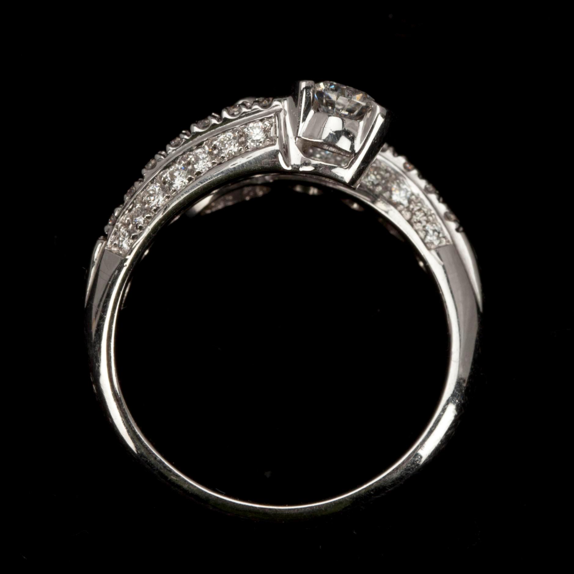 RING, vitguld 18K, briljantslipad diamant 0,23 ct, 42 st. små diamanter, safir 0,20 ct. Vikt 5,8 g.