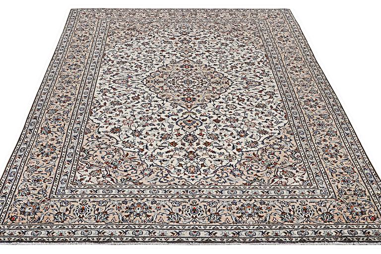 A carpet, Kashan, ca 353 x 243 cm.