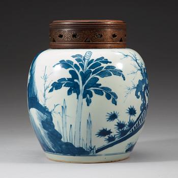 A blue and white jar, Qing dynasty Kangxi (1662-1722).