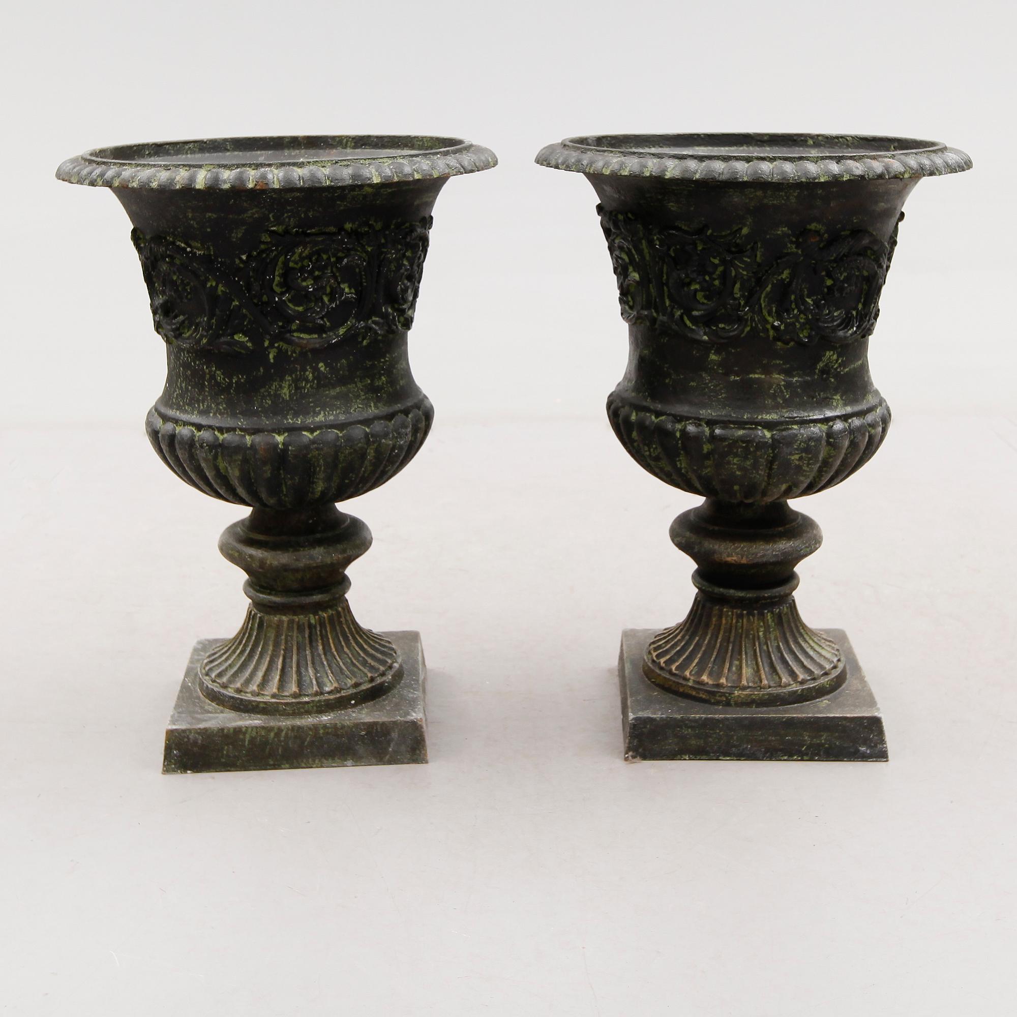 TRÄDGÅRDSURNOR, 1 par, gjutjärn, 1900-/2000-tal.