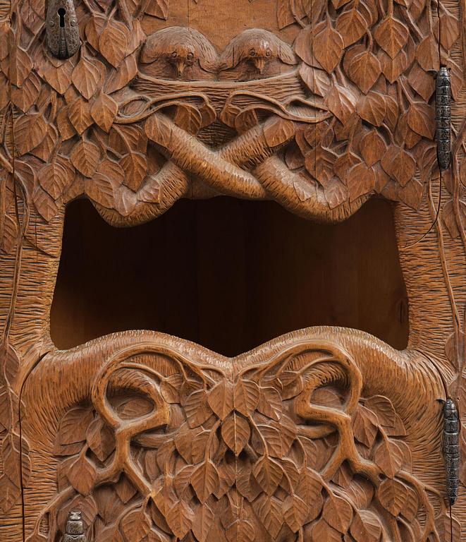 Jugend, hörnskåp, skulpterad björk, Sverige, tidigt 1900-tal.