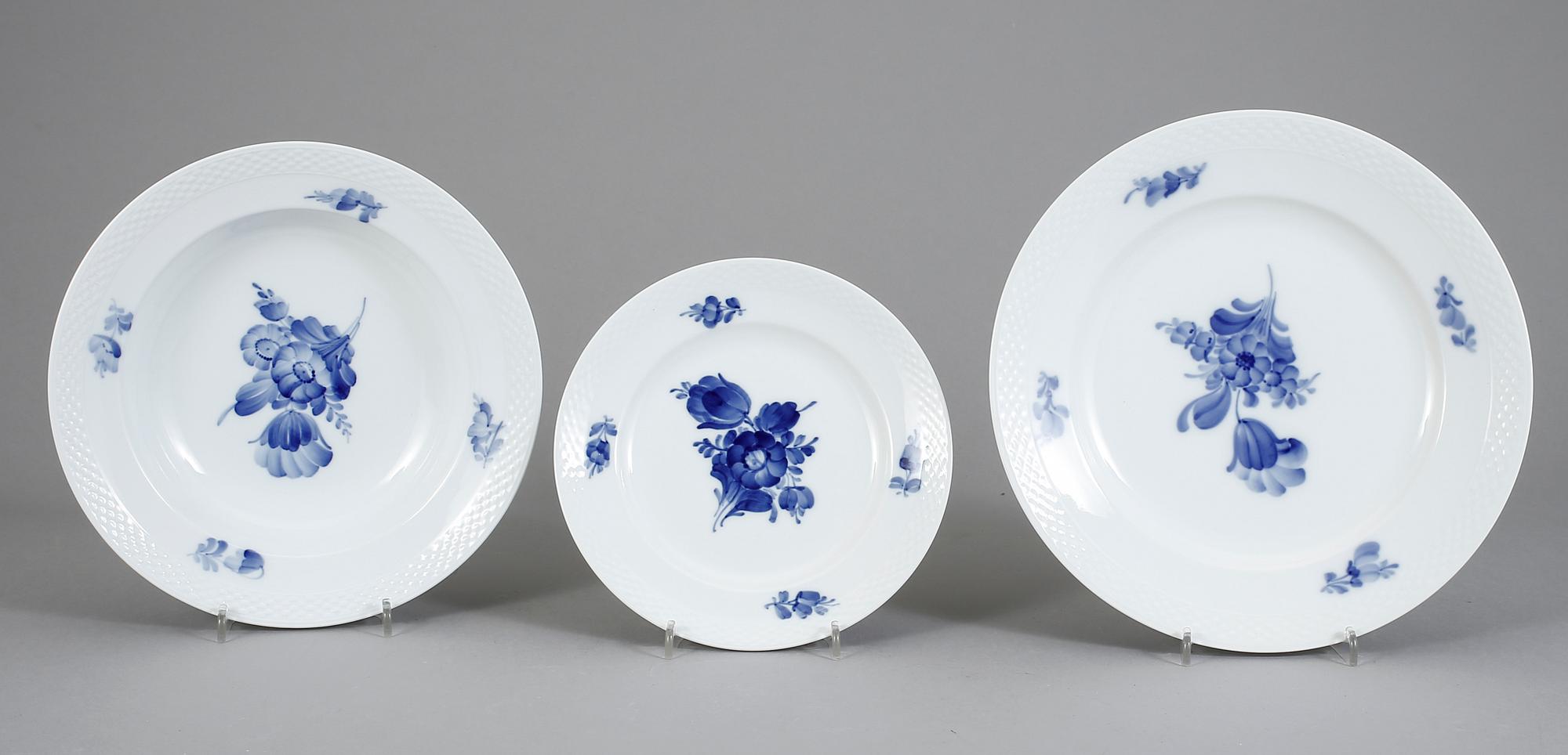 MATSERVIS, porslin, 38 delar, "Blå blomst", Royal Copenhagen.