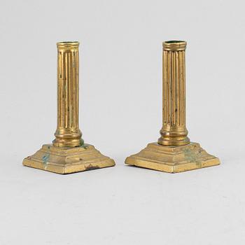 LJUSSTAKAR, ett par, brons, gustavianska, sent 1700-tal.