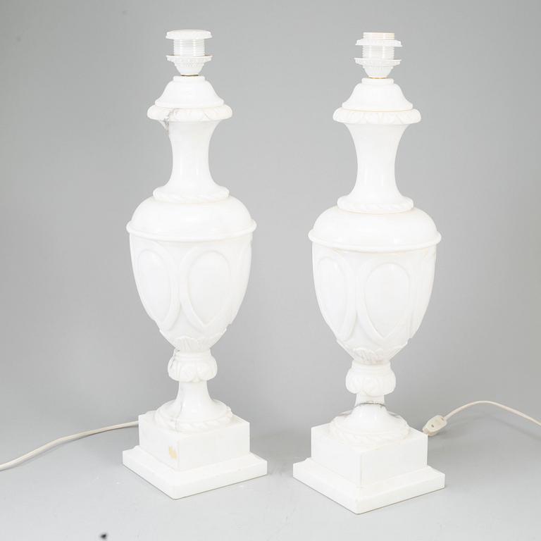 BORDSLAMPOR, ett par, alabaster, Italien, 1900-talets andra hälft.