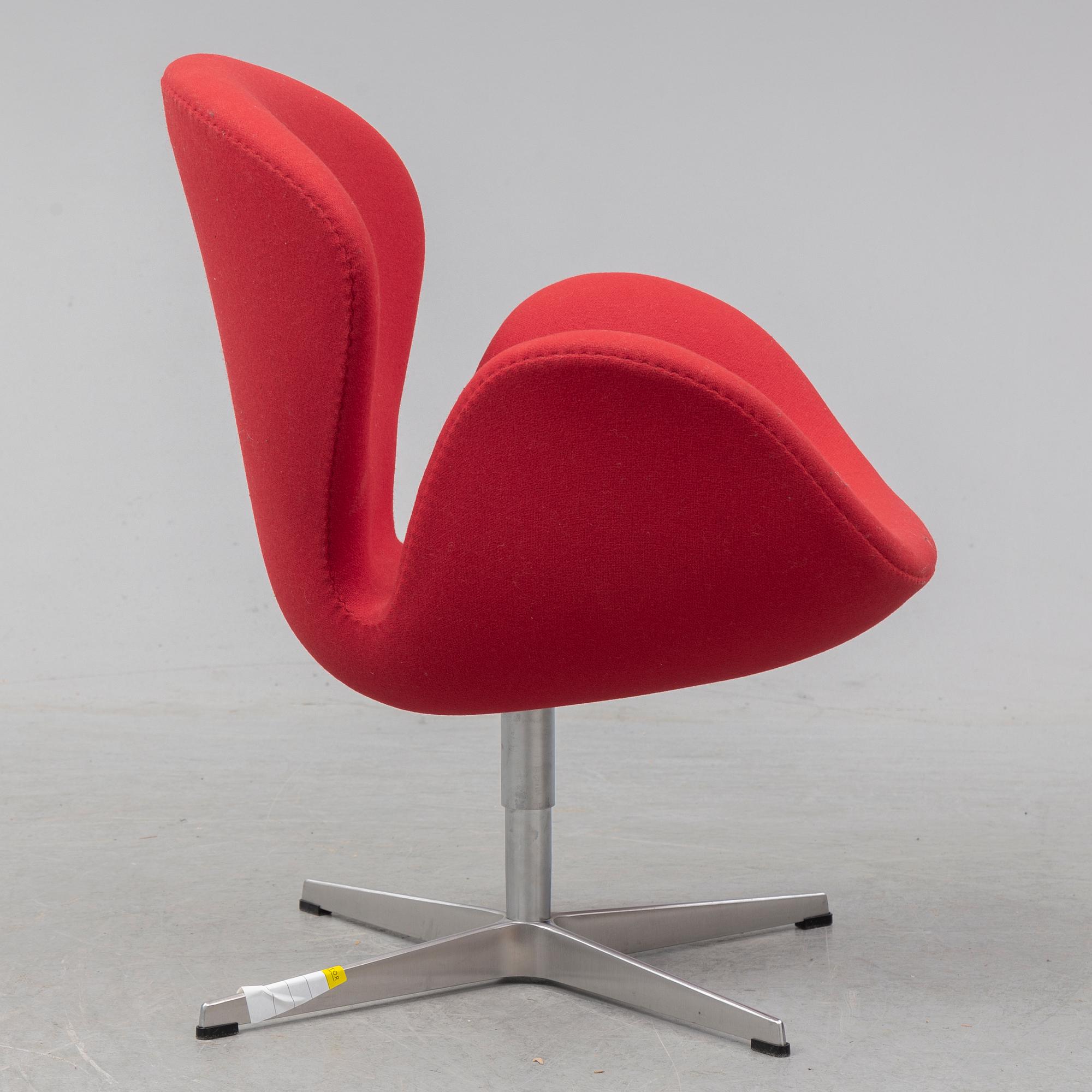 ARNE JACOBSEN, a 'Svanen' easy chair, Fritz Hansen, 2006.