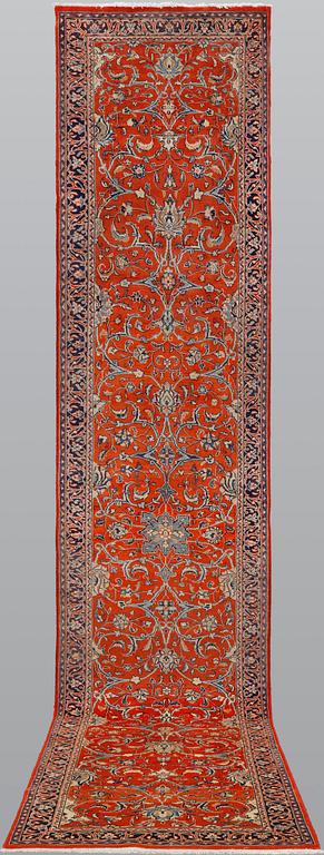 A Sarouk runner, 410 x 80 cm.