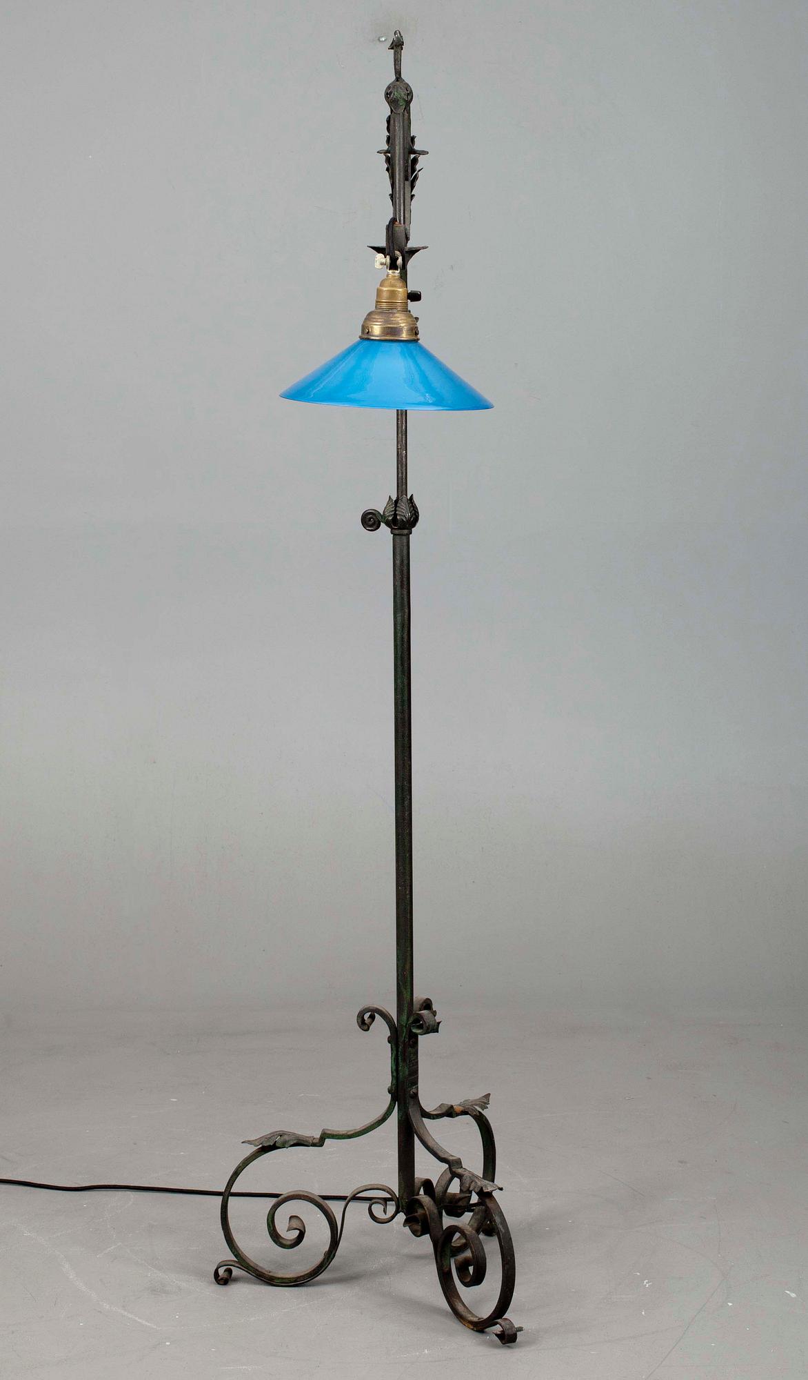GOLVLAMPA, gjutjärn samt glas, möjligen Taidetakomo Hakkarainen 1900-talets början.