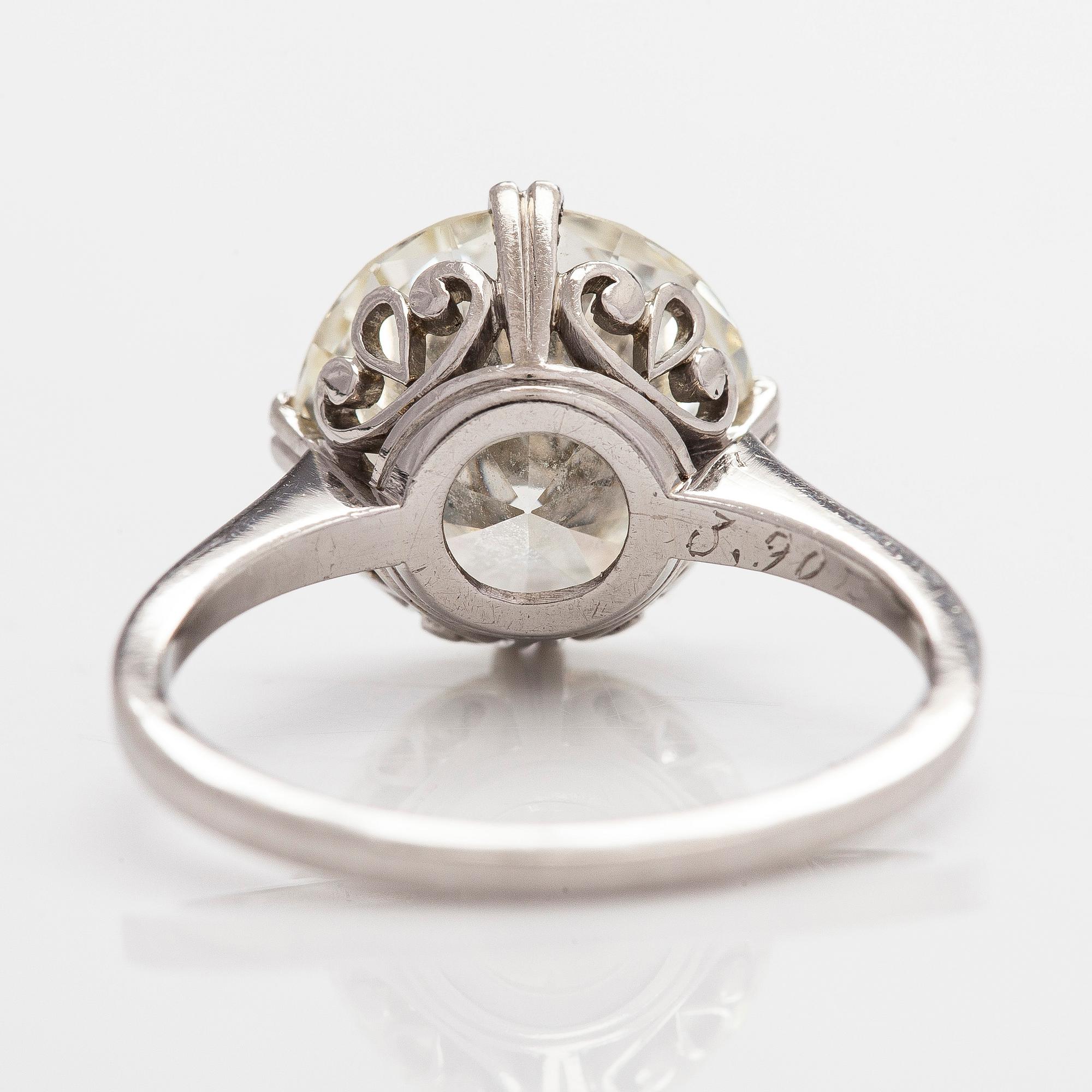 Sormus, platinaa ja briljanttihiottu timantti.