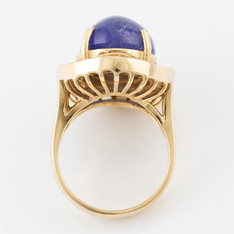 Ring, cocktailring, 14K guld med cabochonslipad tanzanit och briljantslipade diamanter.