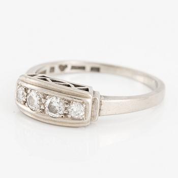 Ring, 18K white gold with four brilliant-cut diamonds.