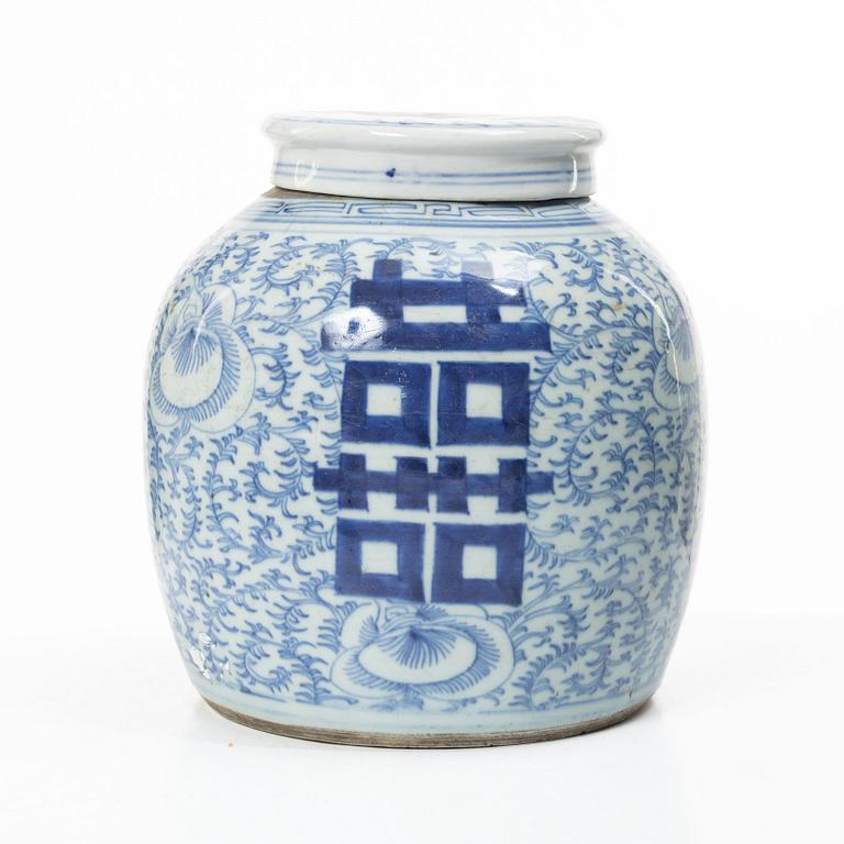 A Chinese blue and white porcelain jar with cover, late Qing dynasty.