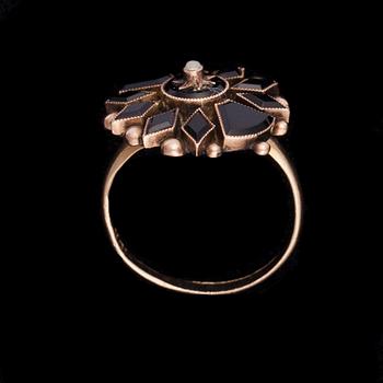 SMYCKESSET, örhängen, ring och brosch, 10K guld, små pärlor. Sorgesmycken, början av 1900-talet. Vikt ca 11,8 g.