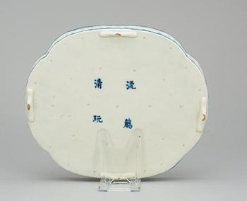 BRICKA, 
porslin. Troligen Japan, 1800/1900-tal, fyra karaktärers märke.