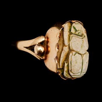 RING, 18 k, med skarabé. Total vikt ca 9 g.