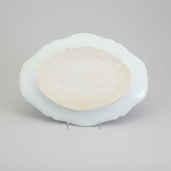 A blue and white export porcelain dish, Qing dynasty, Qianlong (1736-95).