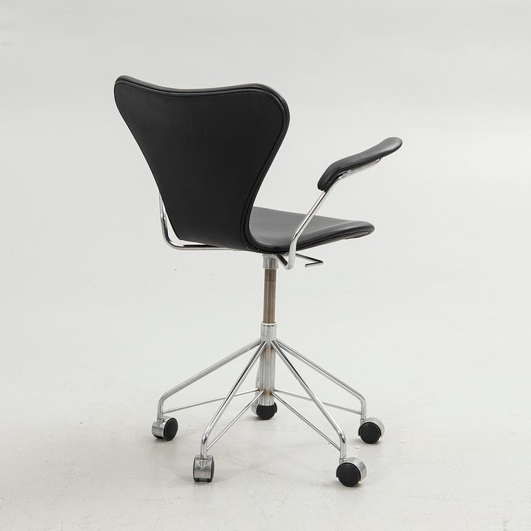 Arne Jacobsen, Office chair, "3217 Sjuan", Republic of Fritz Hansen, Denmark.