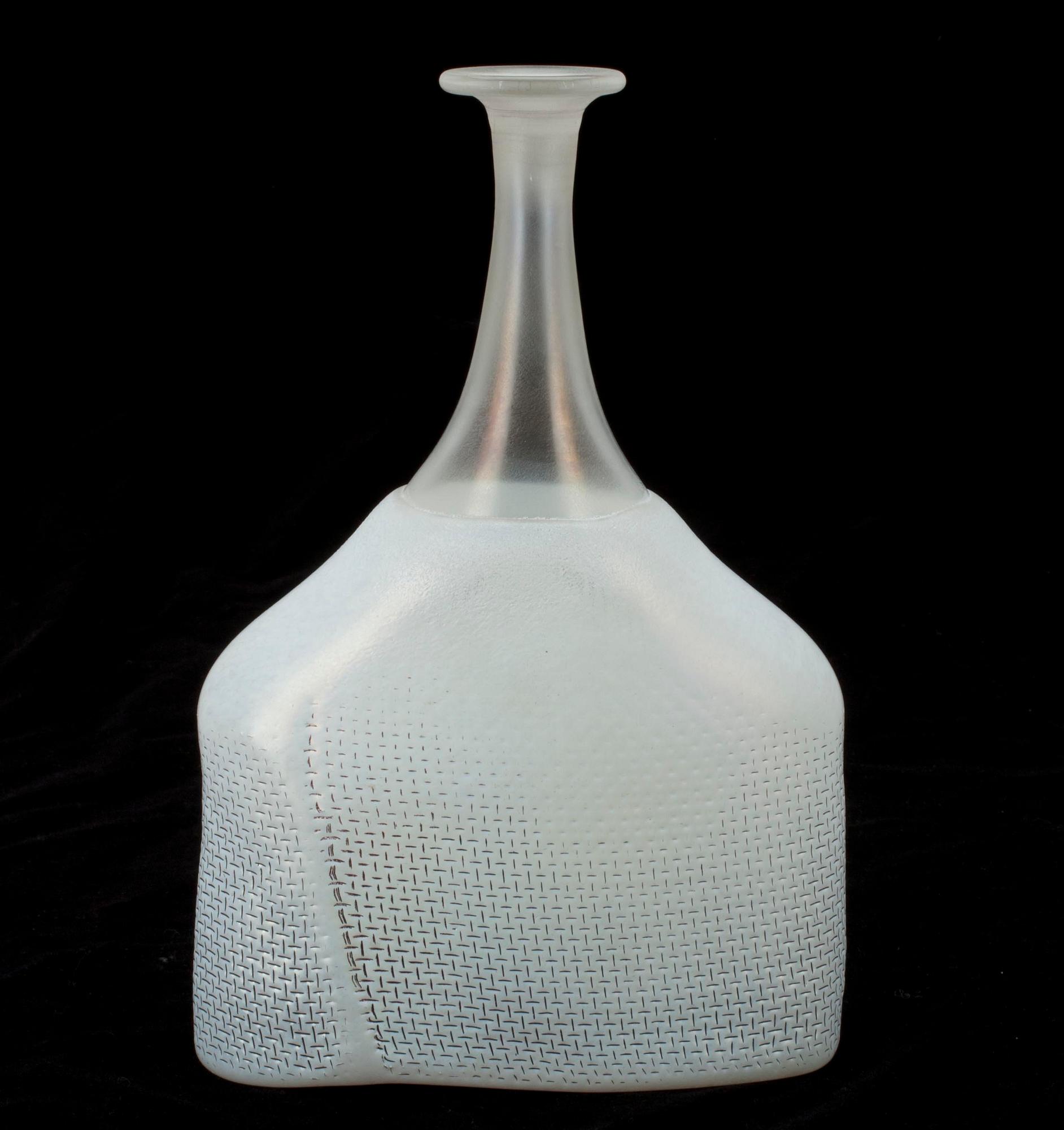 FLASKA, glas, "Network" Bertil Vallien, Kosta Boda 1980-tal. Signerad.