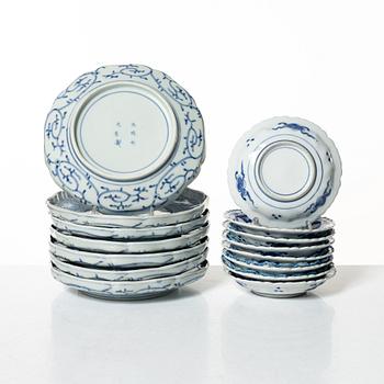 Tallrikar, sju tycken samt assietter, åtta stycken, porslin. Japan, tidigt 1900-tal.