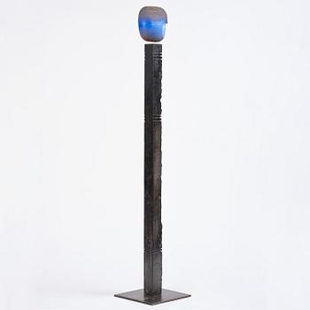 Bertil Vallien, a unique sand-cast glass sculpture of a head, on a high pedestal of polished limestone, Kosta Boda.