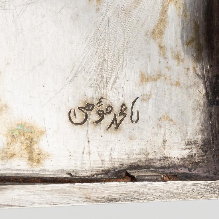 Skål, kanna och etui.