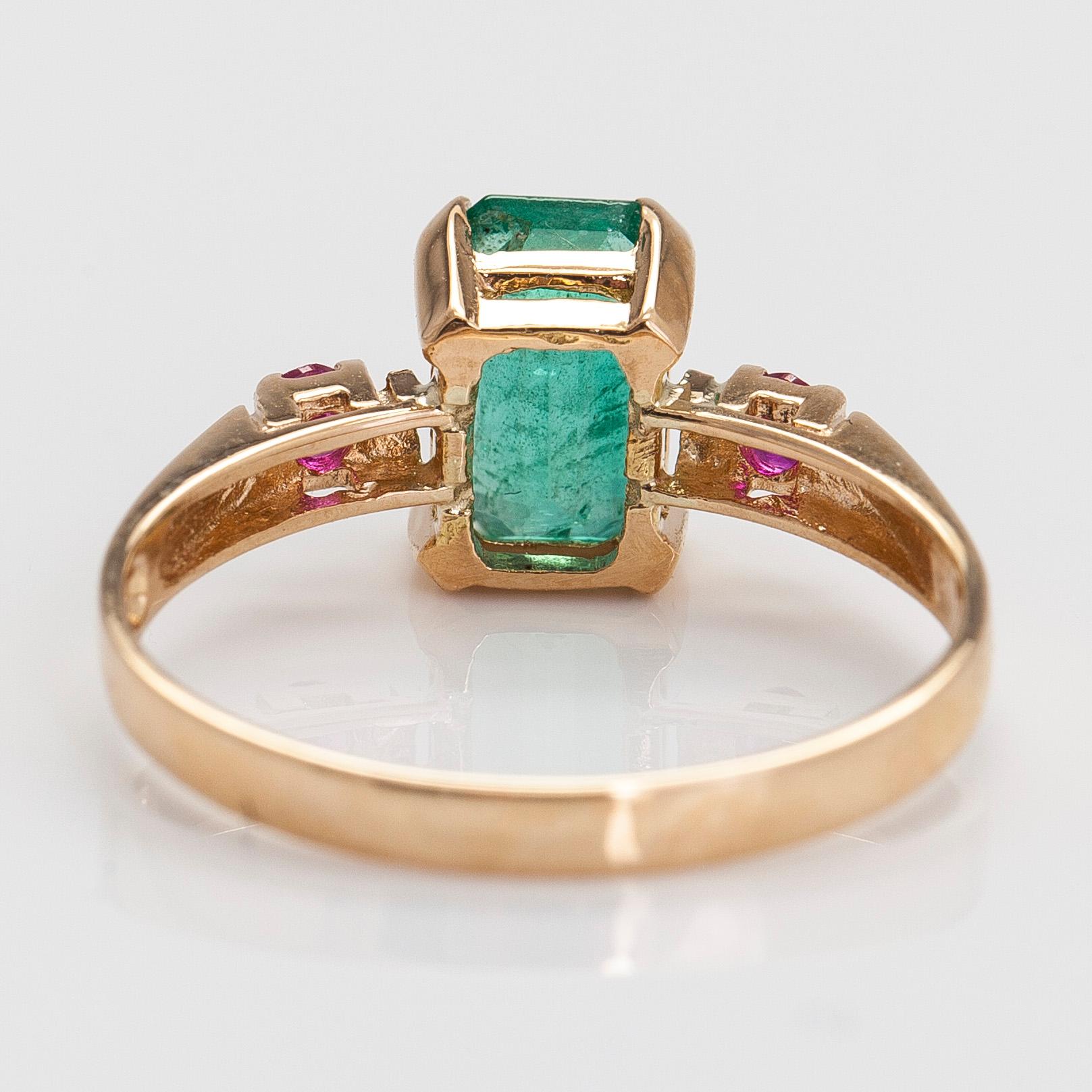 Ring, 14K guld med smargdslipad smaragd ca 1.37 ct och syntetiska rubiner. Finska stämplar.