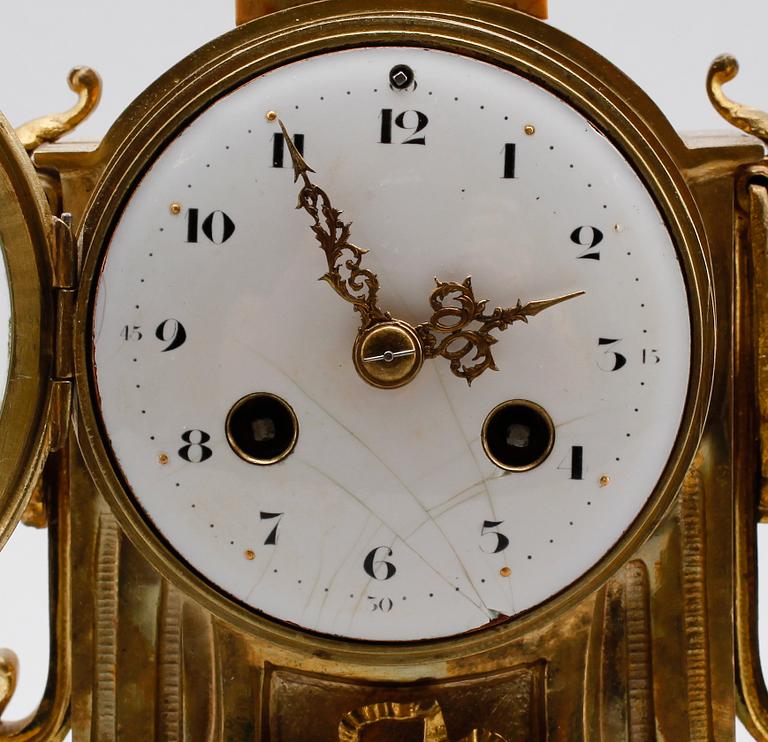 BORDSPENDYL, förgylld mässing och marmor, Frankrike, 1900-talets första hälft.