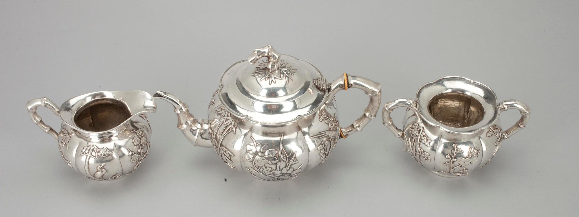 TESERVIS, 3 delar, silver. Stämplad LW (troligen Luen Wo, Shanghai ) Kina tidigt 1900-talets början. Vikt 1244 g.