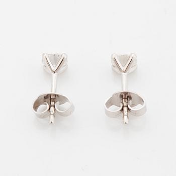 Örhängen med briljantslipade diamanter.