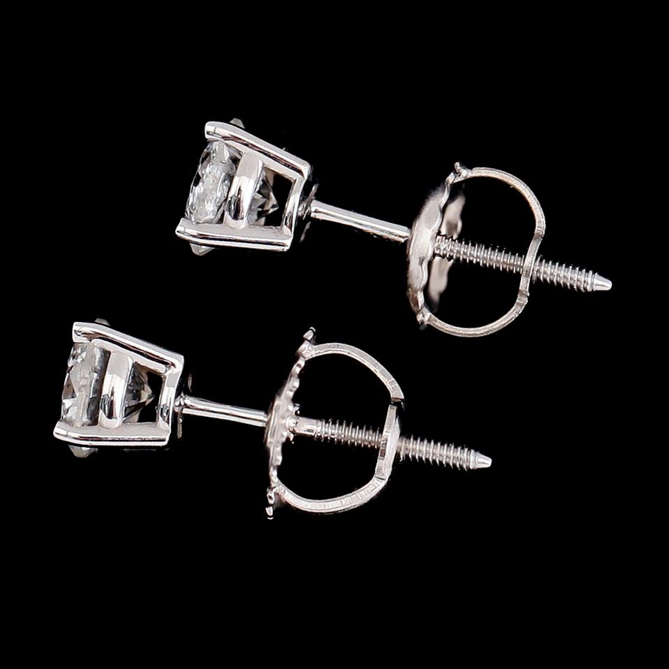 ÖRHÄNGEN, 1 par, 14 k vitguld, solitära briljantslipade diamanter tot ca 0.63 ct.