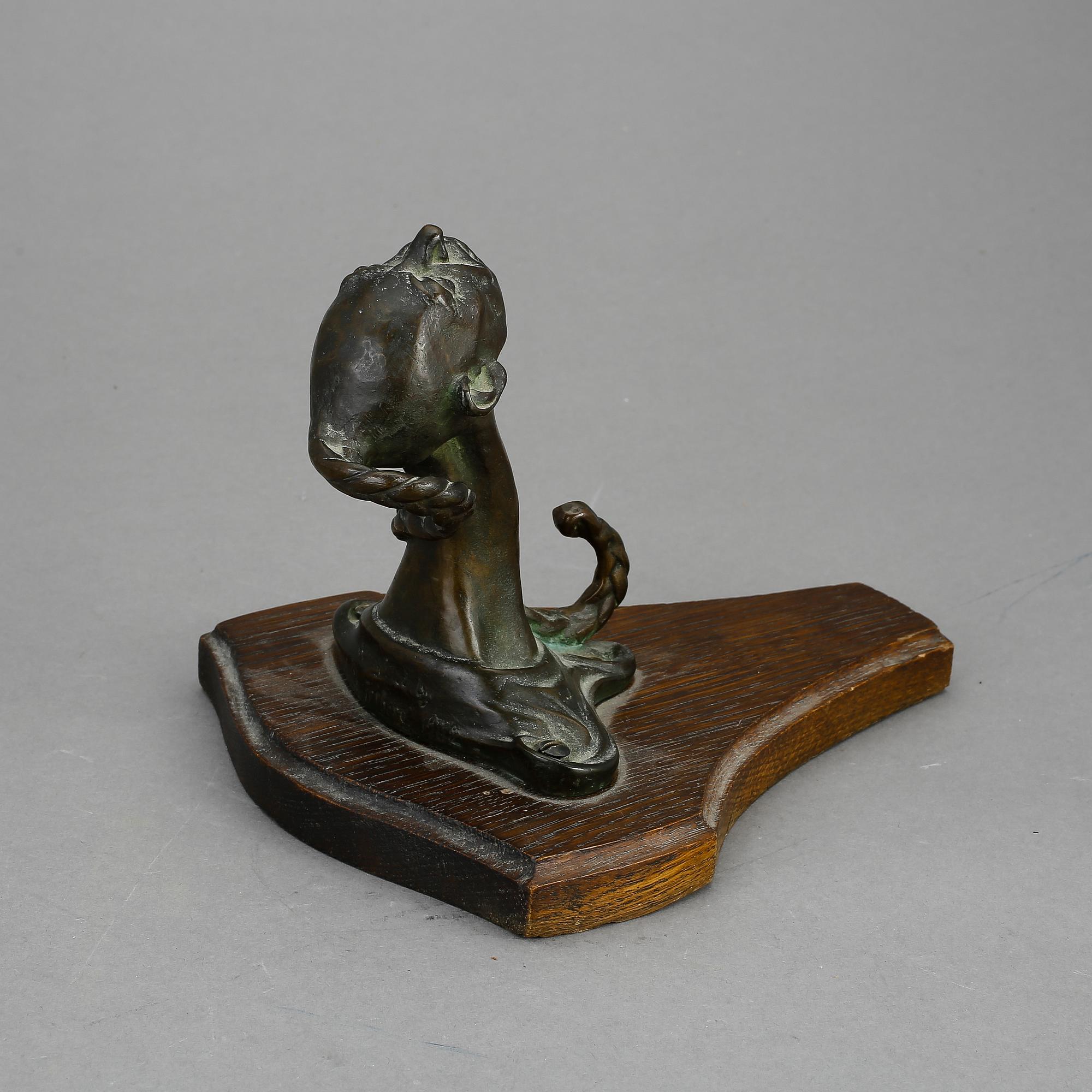 CHARLES FRIBERG, brons, skulptur/klädkrok, signerad o daterad 1902 i godset.