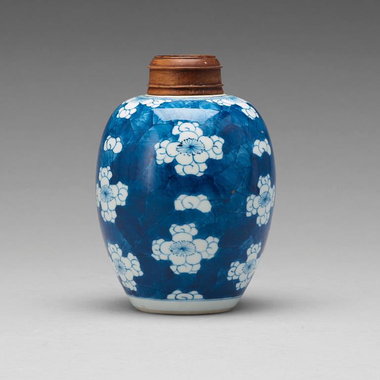 A blue and white jar, Qing dynasty, Kangxi (1662-1722).