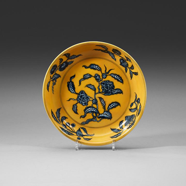 A yellow glazed blue and white dish, Ming dynasty, with Chenghuas six character mark and period (1465-87).