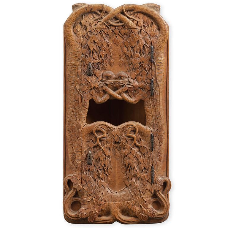 Jugend, hörnskåp, skulpterad björk, Sverige, tidigt 1900-tal.