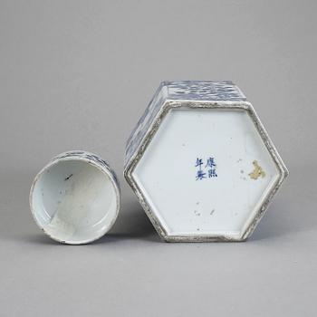 BURK MED LOCK. Porslin, Kina, 1900-tal.