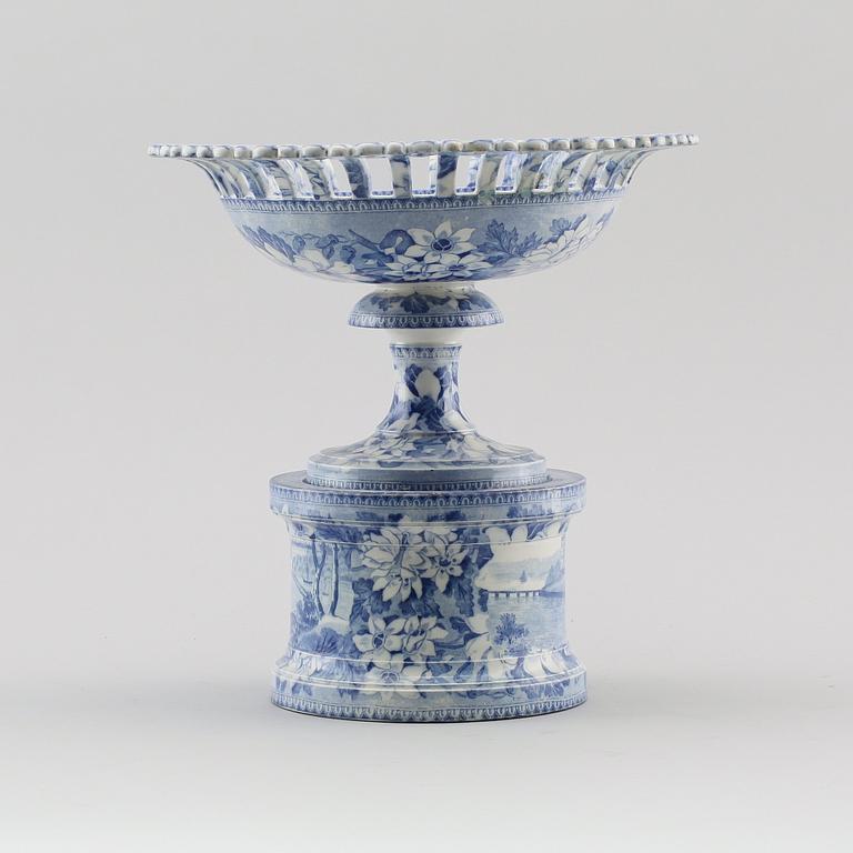 SKÅL PÅ FOT med lös sockel, flintgods, Gustafsberg, 1800-talets andra hälft.