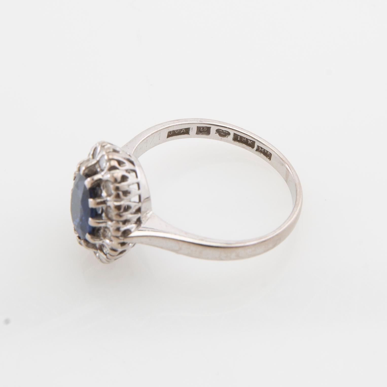Bo Andersson, Ring 18K white gold set with an oval faceted sapphire and round brilliant-cut diamonds, Uppsala 2010.