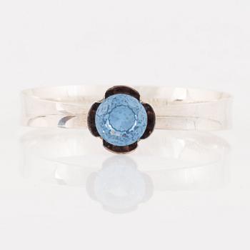 An Alton silver bracelet set with a synthetic blue stone.