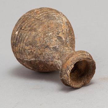 BÄGARE samt FLASKA, keramik. Varav bägaren Handynastin (206 f.Kr - 220 e.Kr).