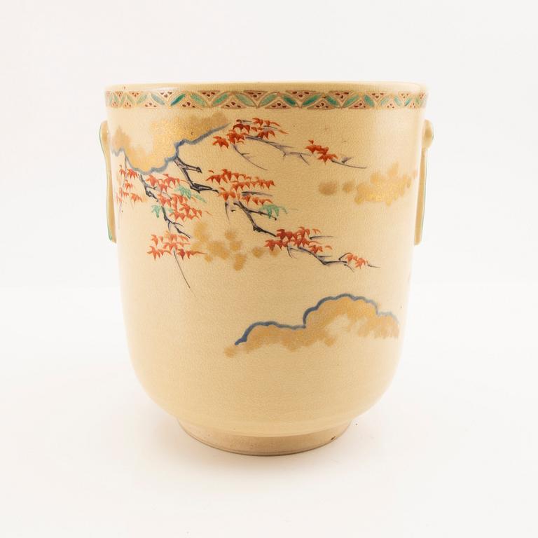 A Japanese satsuma jar with cover, signed, early 20th century.