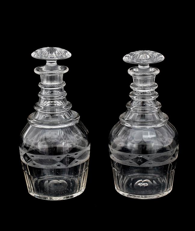 KARAFFER ett par, samt PORTVINSGLAS, 11 st, empire, troligen Danmark 1800-talets första hälft.