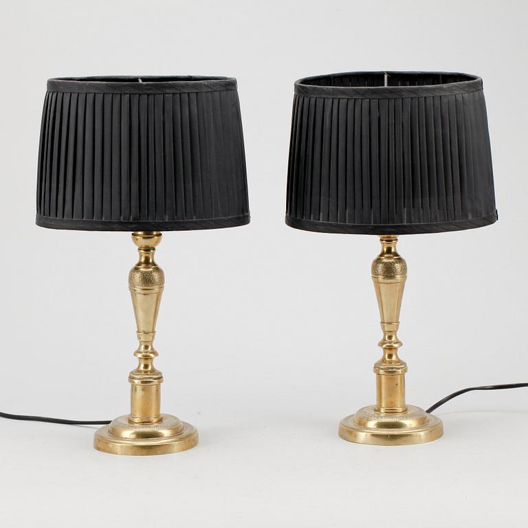 BORDSLAMPOR / LJUSSTAKAR, ett par, senempire, omkring 1800-talets mitt.