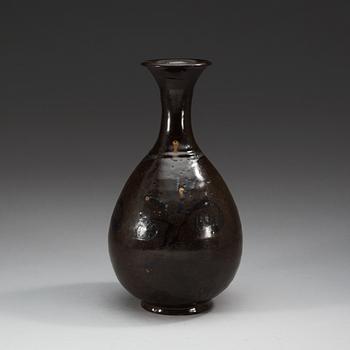 A brown glazed vase, Song dynasty. (960-1279).