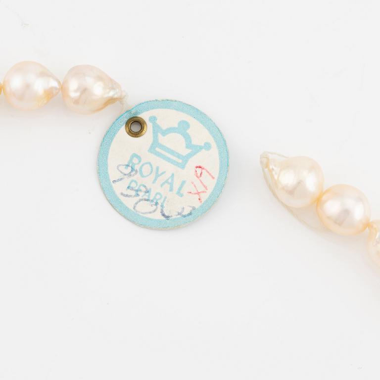 A necklace of cultured pearls without a clasp.