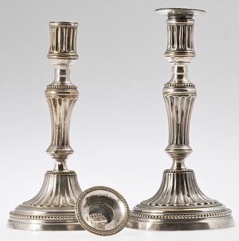 LJUSSTKAR, ett par. Argent haché, 1800-tal.