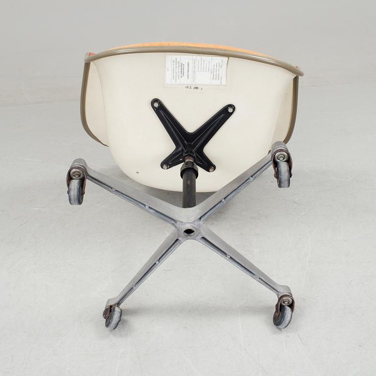 A CHARLES & RAY EAMES SWIWEL CHAIR FOR HERMAN MILLER, 1973.