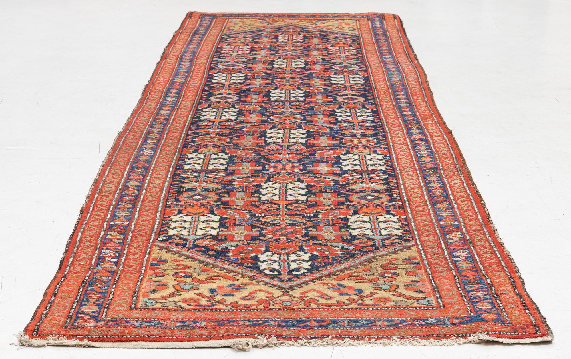Gallerimatta, antik/semiantik Malajir, ca 365 x 105 cm.
