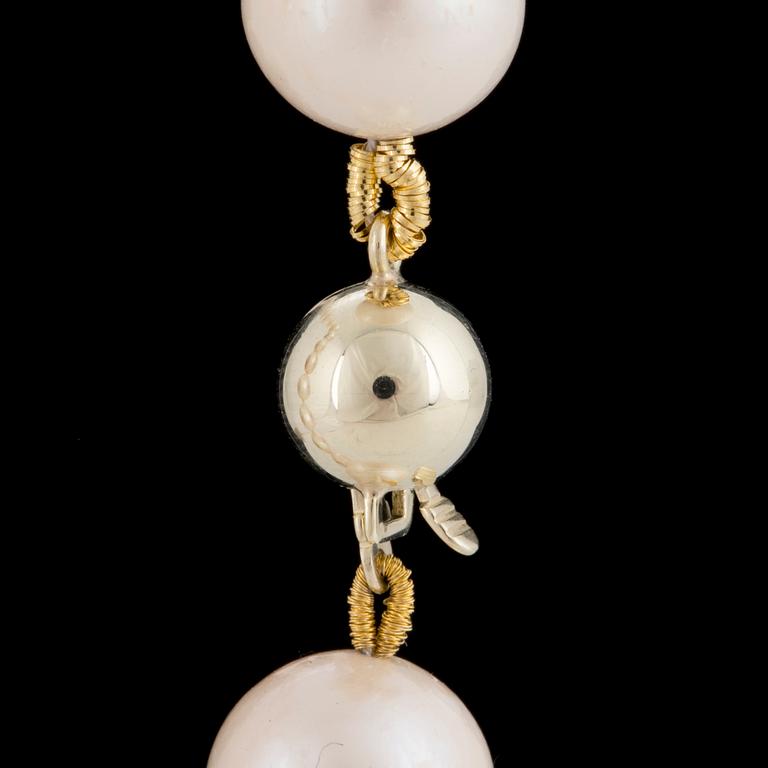 A cultured pearl necklace. clasp 14K gold.