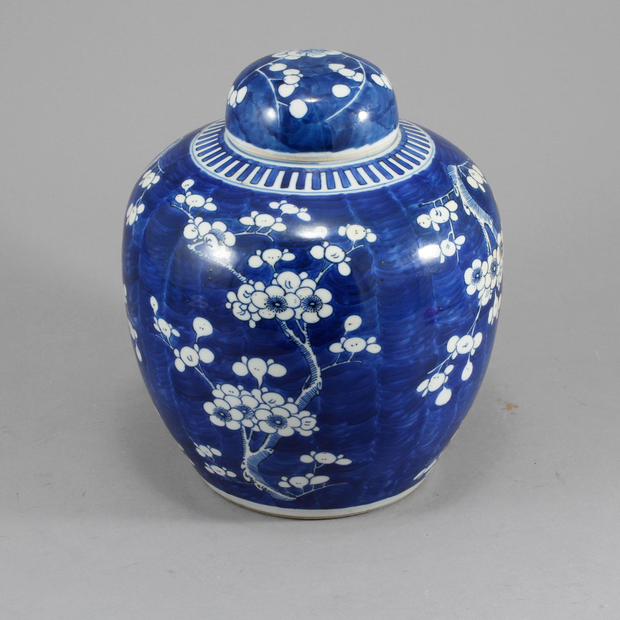 BOJAN MED LOCK, porslin, Kina, 1900-tal.