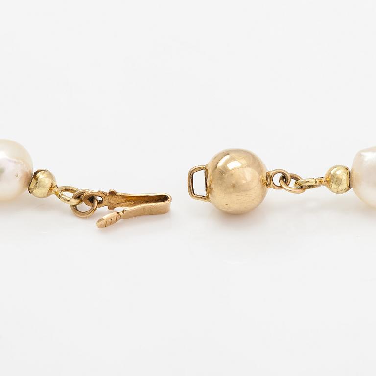 A pearl collier with and aquamarine, 14K and 18K gold and cultured pearls.