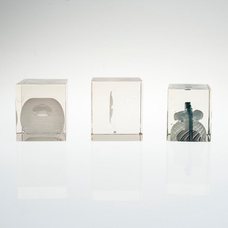 KUBER, 3 st, glas, osignerade.